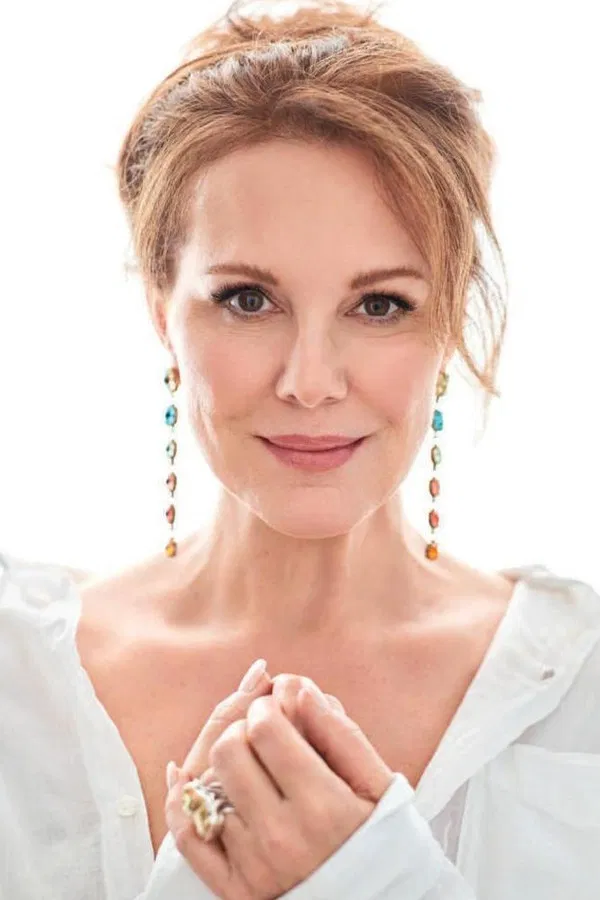 Elizabeth  Perkins
